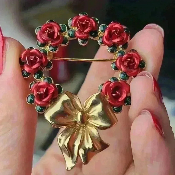 Avon NR red rose Wreath flowers brooch Christmas style Gold-toned red green - Picture 10 of 16